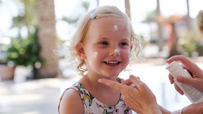 Sonnenschutz für Kinder: Tipps - Eincremen als Ritual